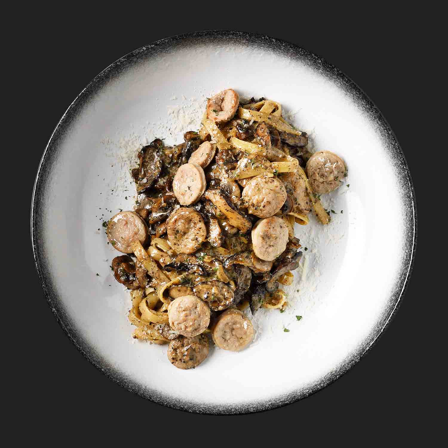 เฟตตูชินีไส้กรอกอิตาเลี่ยนทรัฟเฟิลครีมซอส